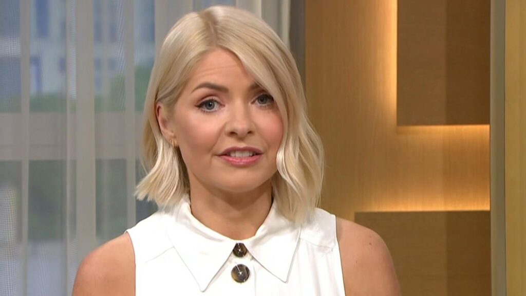 Holly Willoughby Salary, Net Worth($ 13 M)2023. Wiki, Age, Career, Husband, Kids.